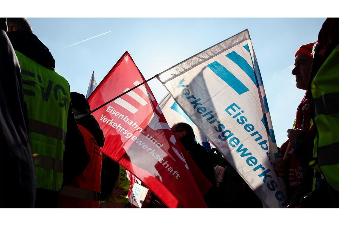 Hunderte Gewerkschafter warnen vor Bahn-Zerschlagung Die EVG kämpft seit Jahren gegen eine mögliche Aufspaltung der Bahn.