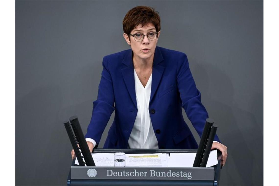Altmaier und Kramp-Karrenbauer verzichten auf Mandate Die Ex-CDU-Vorsitzende und noch amtierende Bundesverteidigungsministerin Annegret Kramp-Karrenbauer im Bundestag (Archivbild). Foto: Britta Pedersen/dpa-Zentralbild/dpa