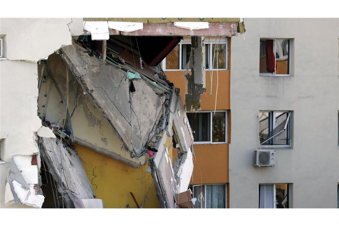 Die Explosion hat ein großes Loch in das Haus gerissen.