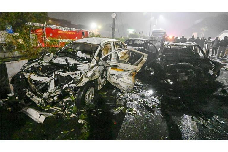 Die Explosion in Neu-Delhi habe Berichten zufolge ein Feuer ausgelöst. Mehrere andere Fahrzeuge seien beschädigt worden.
