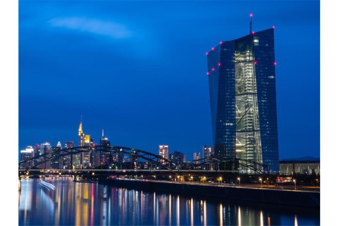 EZB bleibt bei ultralockerem Kurs trotz steigender Inflation