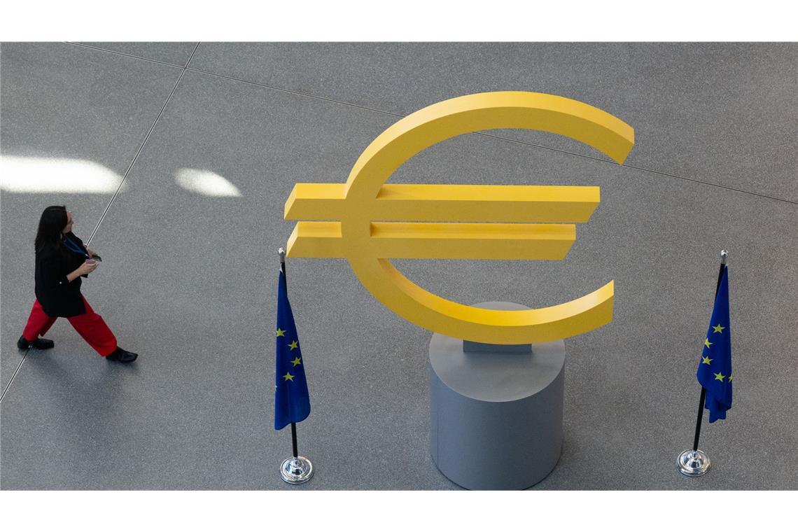 Die EZB hält den Leitzins stabil. (Symbolbild)