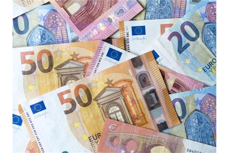 Die EZB will den Euro-Scheinen ein neues Antlitz verpassen. Foto: Monika Skolimowska/dpa-Zentralbild/dpa