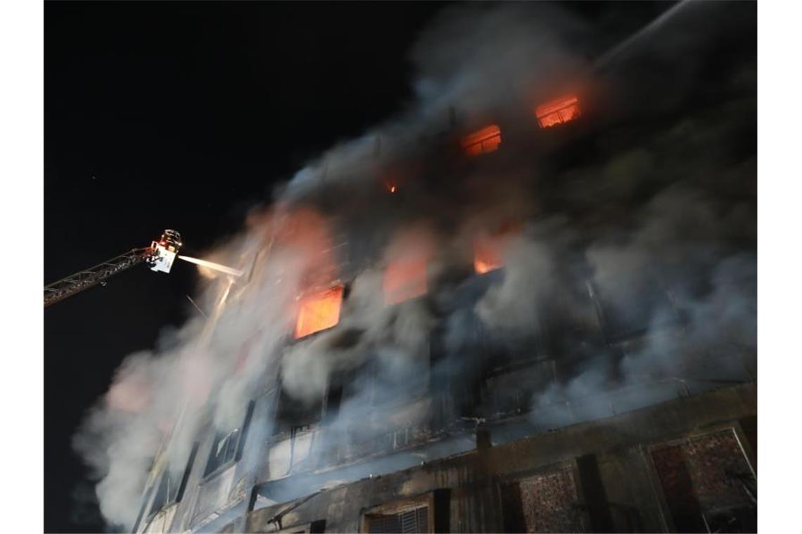 Die Fabrik in Bangladesch brennt lichterloh. Foto: Harun-Or-Rashid/ZUMA Wire/dpa