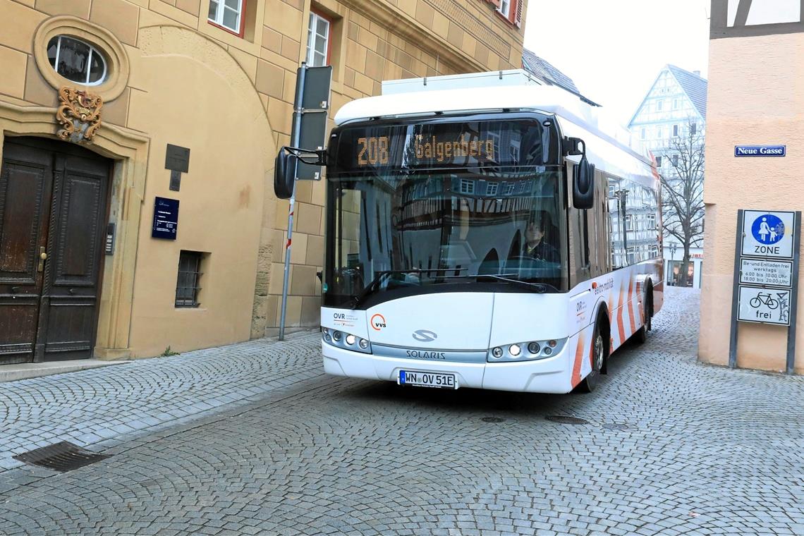 Die fabrikneuen Elektrobusse, die in Waiblingen fahren, sind etwas kleiner als die im Linienverkehr sonst üblichen Fahrzeuge. Das hat den Vorteil, dass die Fahrer in den engen Straßen der Altstadt und in Wohngebieten besser über die Runden kommen können. Foto: G. Habermann