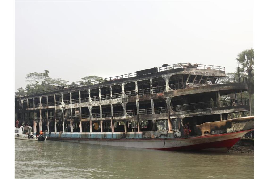 Mindestens 39 Tote bei Brand auf Fähre in Bangladesch Die Fähre ist ganz ausgebrannt. Foto: Uncredited/AP/dpa