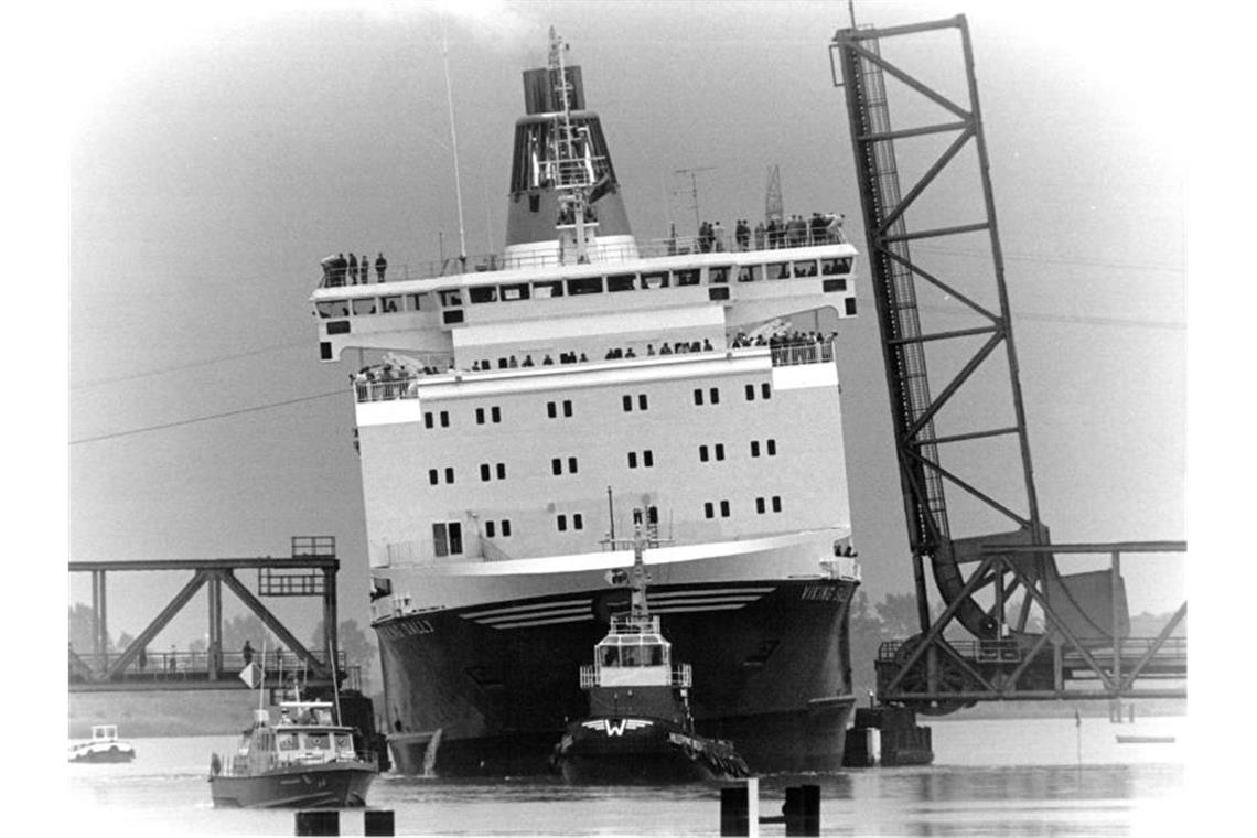 Berufung im Fall von brutalem Angriff auf Ostsee-Fähre Die Fähre "Viking Sally" wird auf dem Fluß Ems meerwärts transportiert. Foto: Werner Schilling/dpa/archivbild