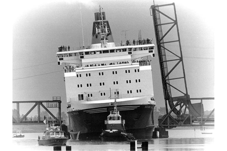 Die Fähre "Viking Sally" wird auf dem Fluß Ems meerwärts transportiert. Foto: Werner Schilling/dpa/archivbild