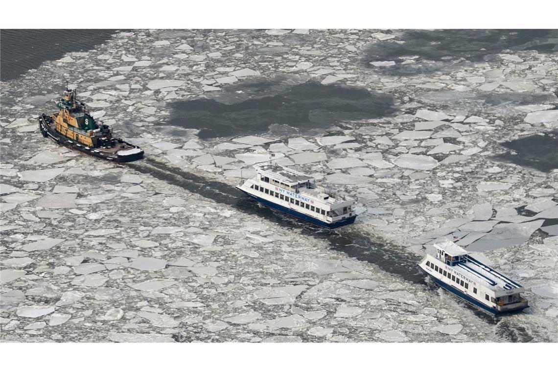 Die Fähren der New York Waterway bewegen sich, während Eis auf dem Hudson River schwimmt.
