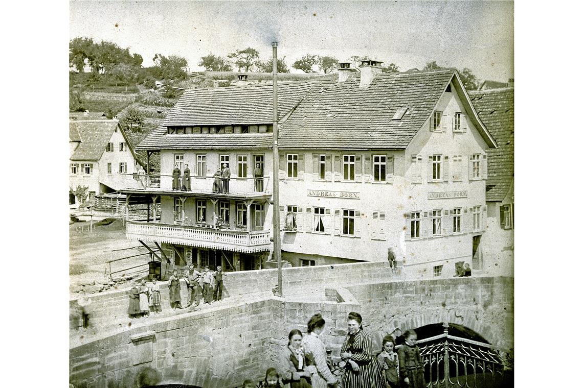 Die Färberei um 1875 mit dem Außenschornstein für den Dampfkessel. Repros: P. Wolf