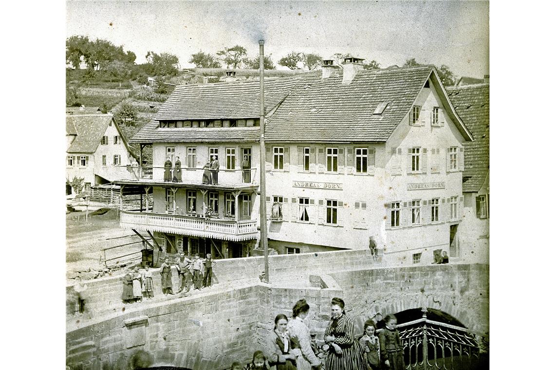 250 Jahre andauernde Familientradition Die Färberei um 1875 mit dem Außenschornstein für den Dampfkessel. Repros: P. Wolf