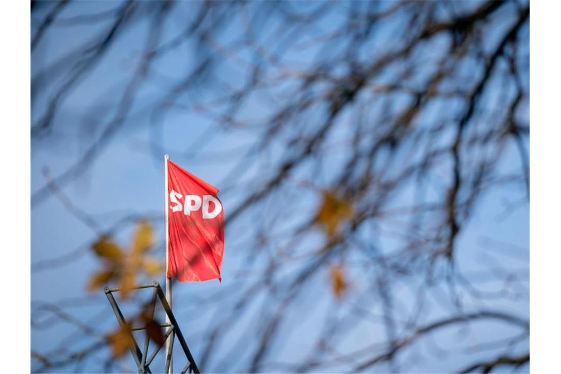 Die SPD ringt in Sachen Koalition um ihren Kurs Die Fahne der SPD über der Parteizentrale in Berlin. Foto: Kay Nietfeld/dpa