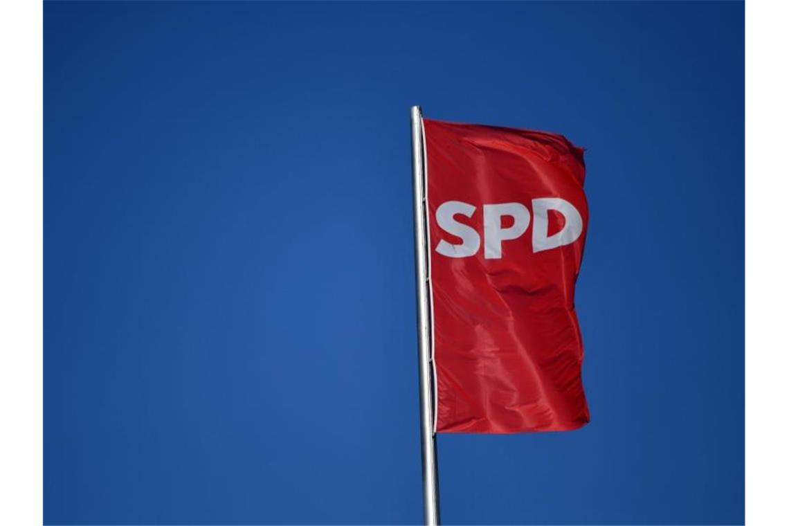 Die Fahne der SPD weht auf dem Willy-Brandt-Haus in Berlin. Foto: Ralf Hirschberger