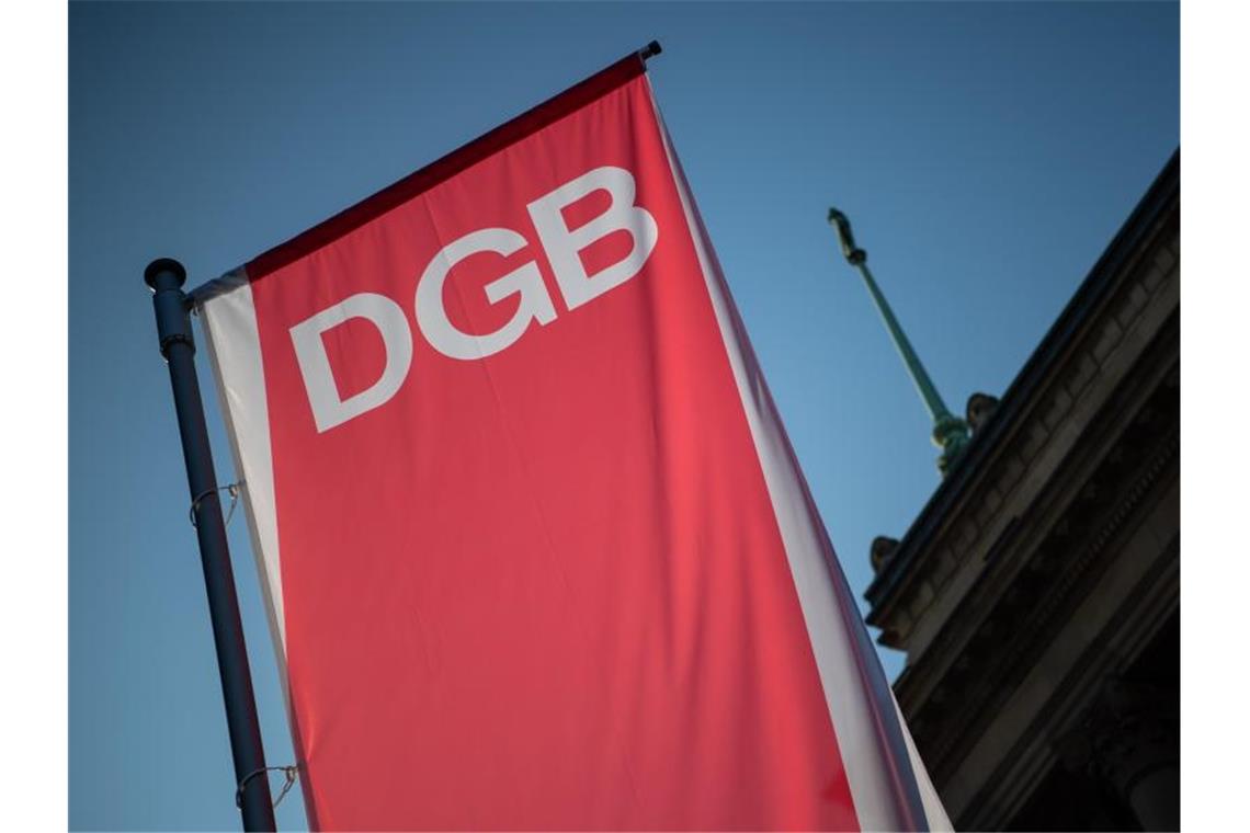 Die Fahne des Deutschen Gewerkschaftsbundes (DGB) weht. Foto: Sebastian Gollnow/dpa/Archivbild