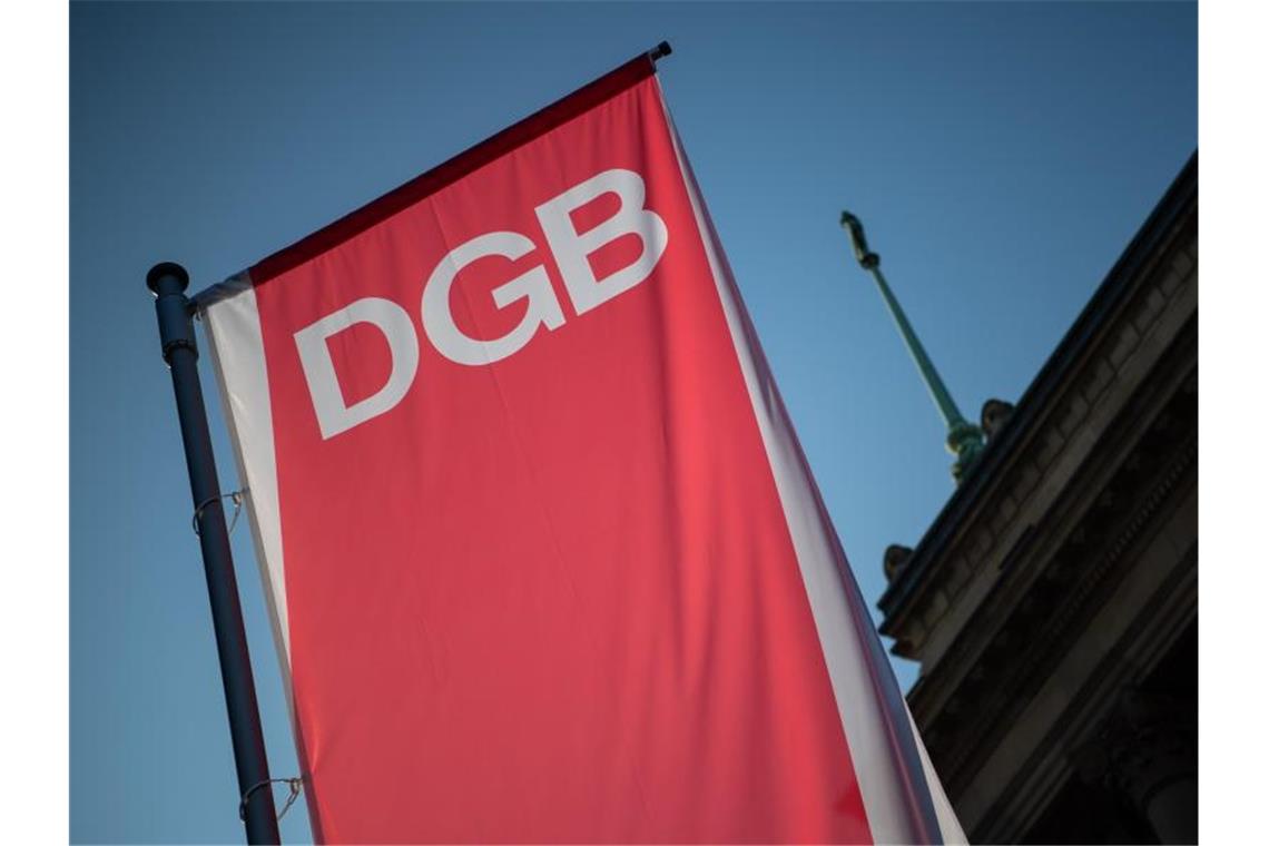 DGB fordert Solidarität über Corona-Krise hinaus Die Fahne des Deutschen Gewerkschaftsbundes (DGB) weht vor einem Haus. Foto: Sebastian Gollnow/dpa/Archivbild