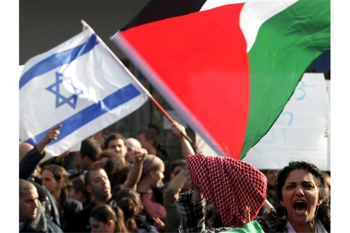 Die Fahne Israels und die Farben der Palästinenser bei einer Demonstration in Jerusalem. Foto: epa Matanya Tausig/FLASH_90/Archiv