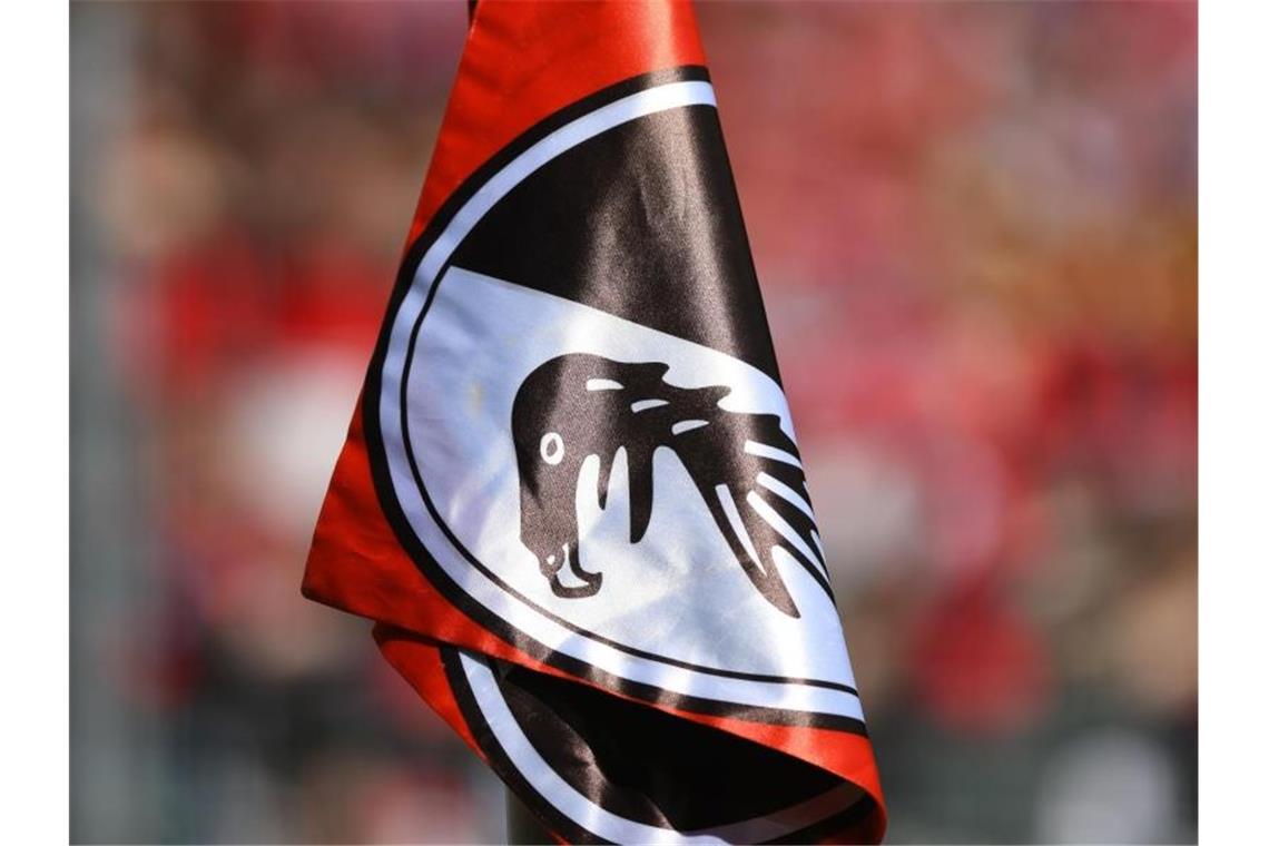 Die Fahne mit dem Logo des SC Freiburg hängt an der Eckstange. Foto: Patrick Seeger/dpa/Archivbild