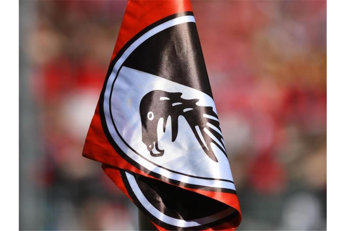 Die Fahne mit dem Logo des SC Freiburg hängt an einer Eckstange. Foto: Patrick Seeger/Archiv