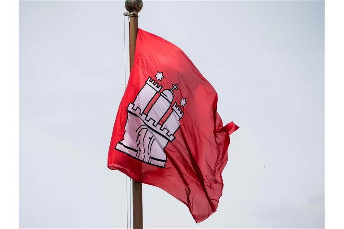 Vor Wahl in Hamburg: Klare Ansage von Tschentscher Die Fahne mit dem Wappen Hamburgs vor dem Rathaus der Hansestadt. Foto: Lukas Schulze/dpa