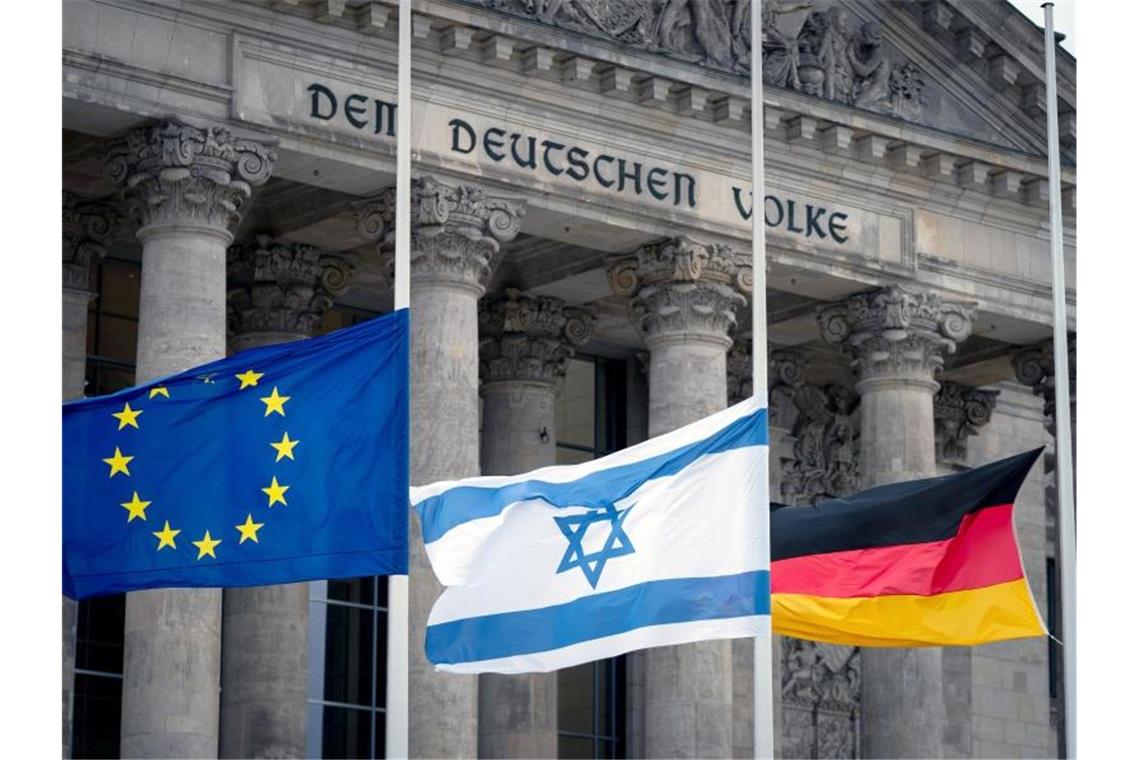 Rivlin bei Gedenken im Bundestag Die Fahnen der EU, von Israel und von Deutschland wehen vor dem Reichstagsgebäude auf Halbmast. Foto: Kay Nietfeld/dpa