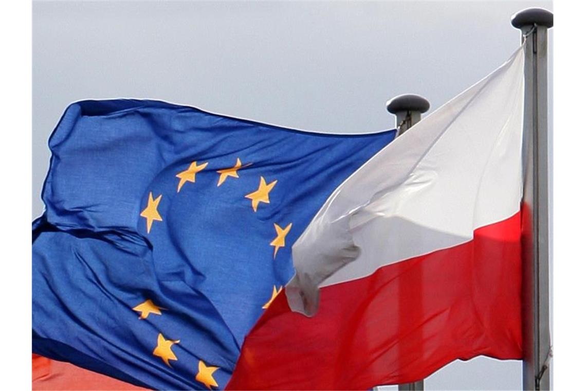 Die Fahnen der Europäischen Union (EU) und von Polen am deutsch-polnischen Grenzübergang. Foto: Patrick Pleul/dpa
