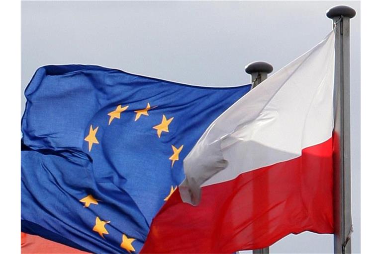 Die Fahnen der Europäischen Union (EU) und von Polen wehen am deutsch-polnischen Grenzübergang. Foto: Patrick Pleul/dpa-Zentralbild/dpa