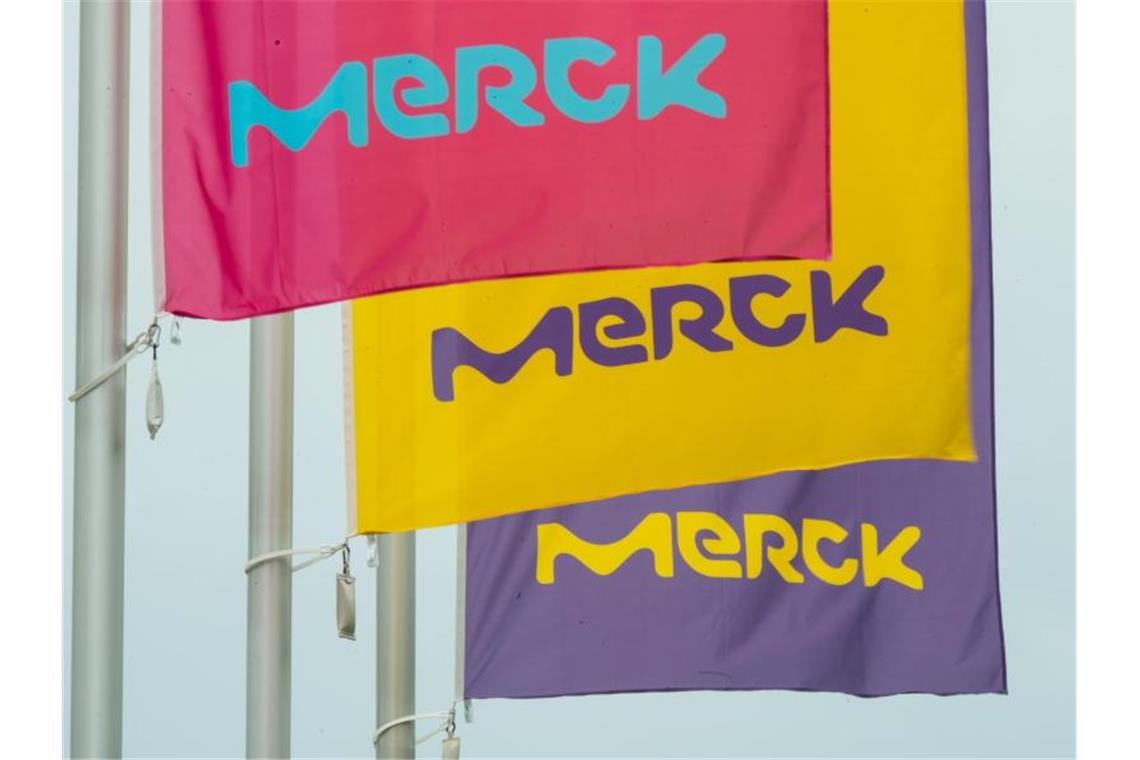 Corona: Merck wächst so stark wie nie Die Fahnen des Darmstädter Chemie- und Pharmaunternehmens flattern im Wind. Foto: Andreas Arnold/dpa