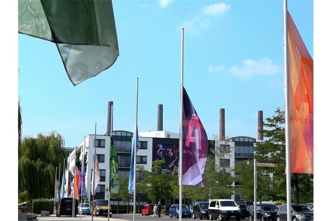 Die Fahnen in der Autostadt Wolfsburg hängen auf Halbmast. Foto: Peter Steffen