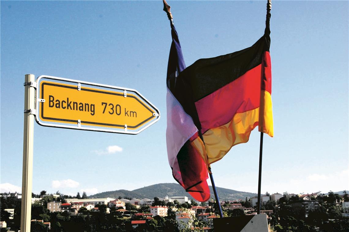 Die Fahnen von Deutschland und Frankreich am Place de Backnang in Annonay bei einer Begegnung der Freunde vor ein paar Jahren. Heute wird man in Backnangs französischer Partnerstadt keine deutschen Fahnen sehen. Foto: P. Jungbludt