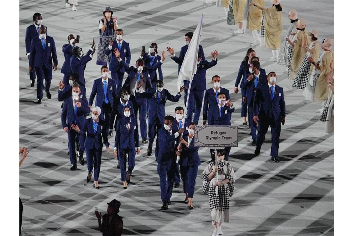 Keine Zuschauer, kein Flair: Olympia beginnt unspektakulär Die Fahnenträger Yusra Mardini und Leichtathlet Tachlowini Gabriyesos führen das IOC-Flüchtlingsteam ins Stadion. Foto: Michael Kappeler/dpa