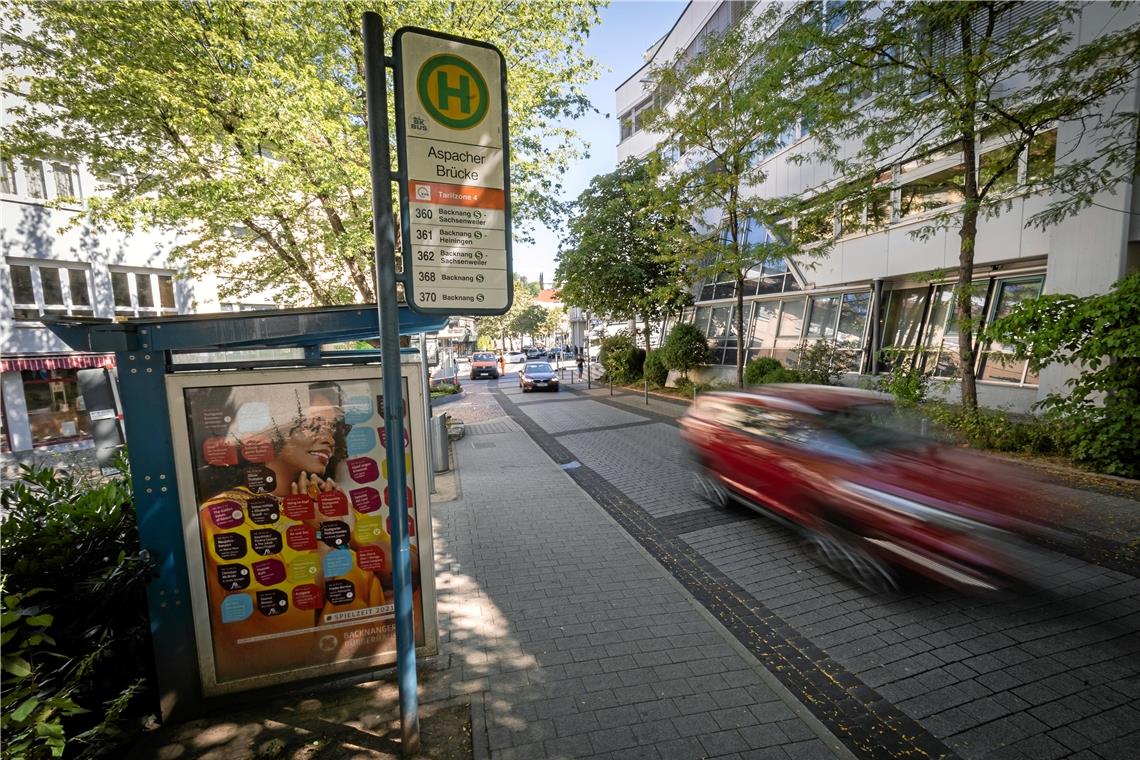 Die Fahrbahn an der Bushaltestelle Aspacher Brücke ist stark sanierungsbedürftig. Künftig ersetzt Beton das Pflaster. Foto: Alexander Becher