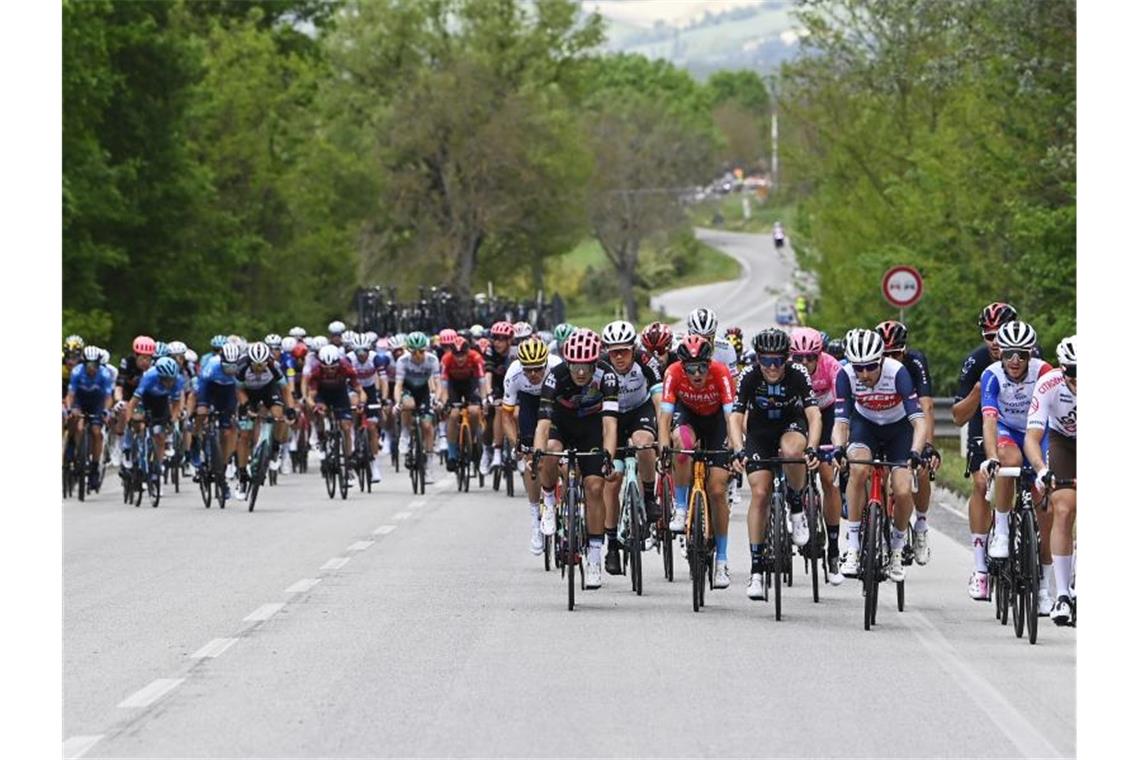 Die Fahrer auf der 6. Etappe der Italien-Rundfahrt. Foto: Fabio Ferrari/LaPresse/AP/dpa