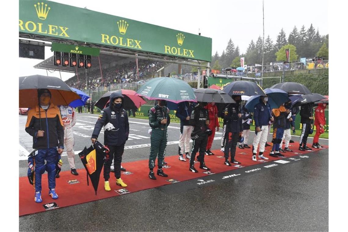 „Keine echten Runden“: Verstappen Erster im Regenchaos Die Fahrer stehen vor dem Start zusammen im Regen. Foto: John Thys/Pool AFP/AP/dpa