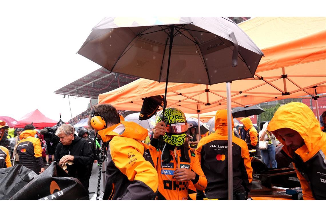 Wieder XXL-Wartezeit in Spa: Piastri siegt nach Regenchaos Die Fahrer wurden während der Unterbrechung mit Schirmen vor dem Regen geschützt.