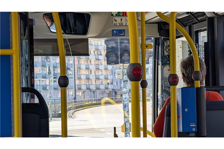 Die Fahrerin eines Linienbusses ist weitergefahren, obwohl eine ältere Frau beim Anfahren gestürzt und verletzt liegengeblieben ist (Symbolfoto).