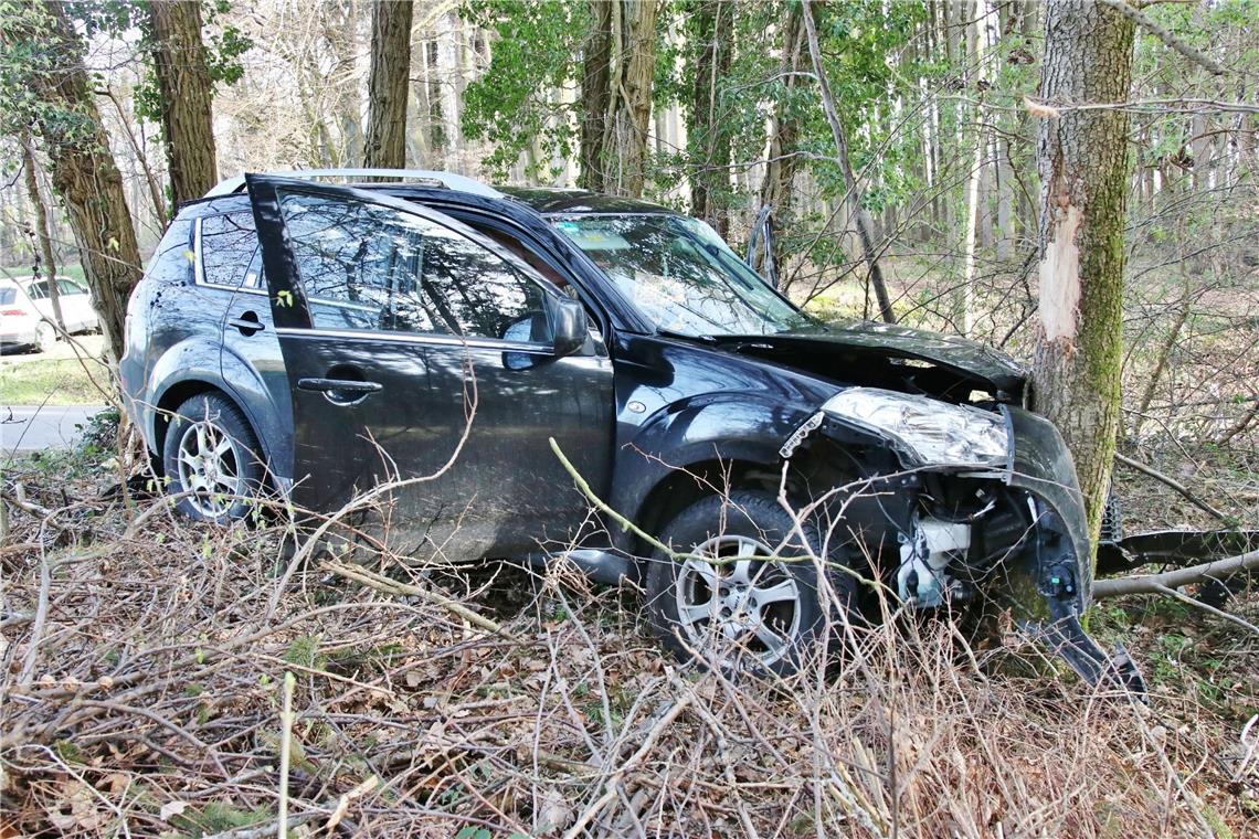 Unfall bei Althütte: Pkw kracht gegen Baum Die Fahrerin ist gegen einen Baum gefahren und wurde dabei schwer verletzt. Foto: K. Lermer/7aktuell.de