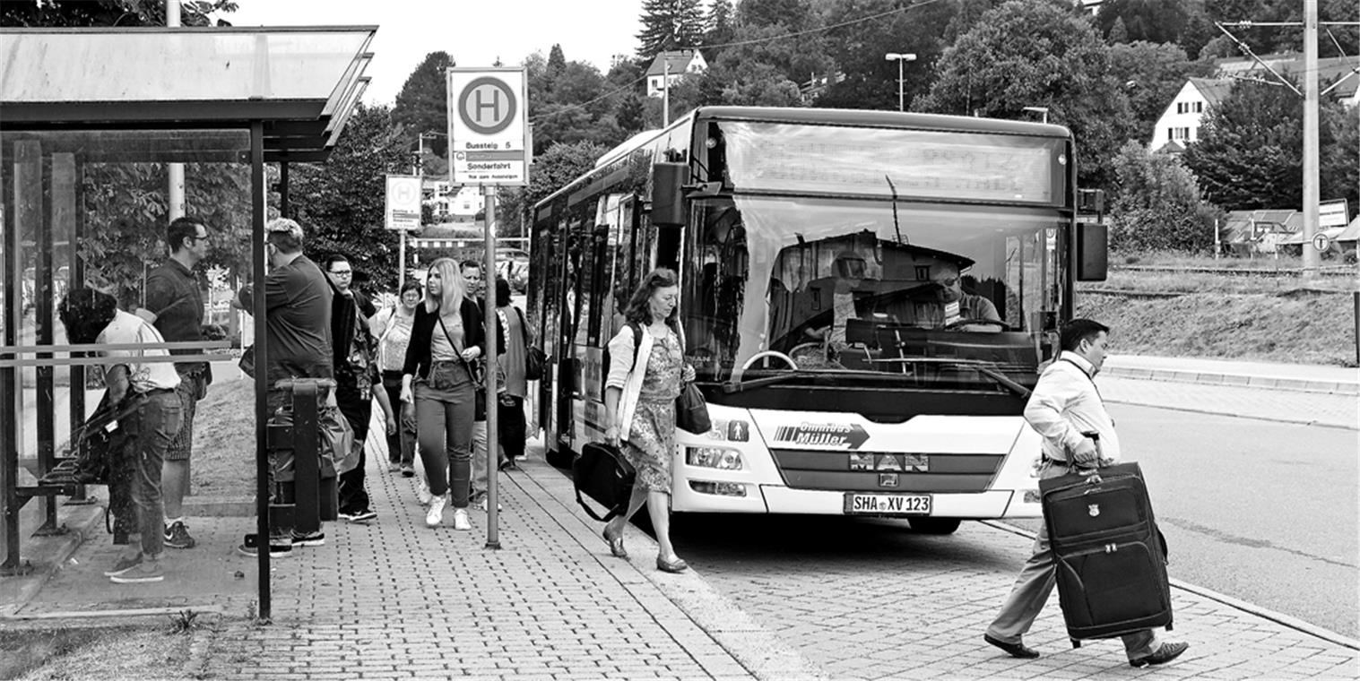 Die Fahrgäste beeilen sich, vom Bus zu den Bahngleisen zu kommen. Foto: J. Fiedler