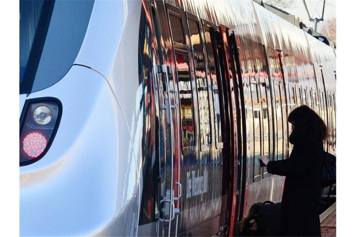 Die Fahrgäste kehren bei der Bahn langsam wieder zurück - das Abstandhalten wird aber noch geübt. ). Foto: Martin Schutt/dpa-Zentralbild/dpa