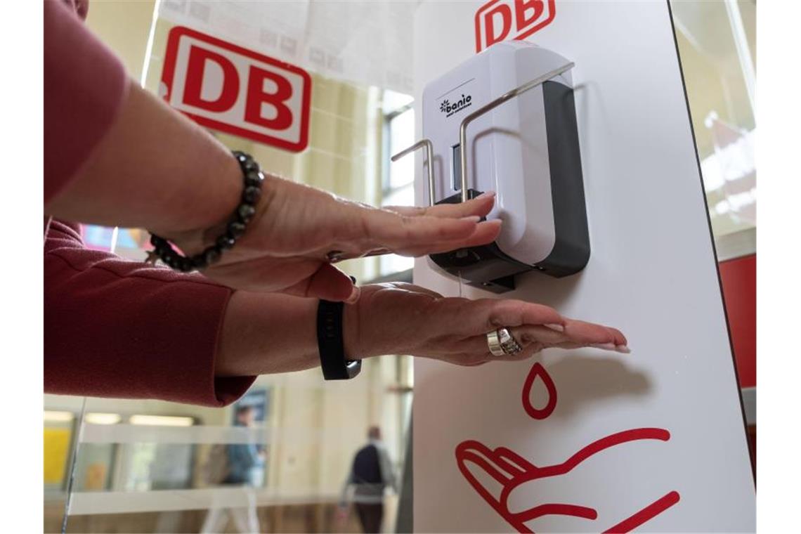 Rechnungshof kritisiert Milliardenhilfen für die Bahn Die Fahrgastzahlen bei der Bahn sind seit März um bis zu 90 Prozent eingebrochen. Foto: Peter Steffen/dpa