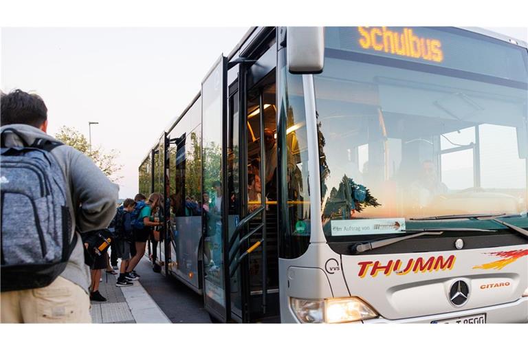 Die Fahrt mit dem Schulbus soll kostenlos sein, das fordert Familie in Baden-Württemberg. (Symbolbild)