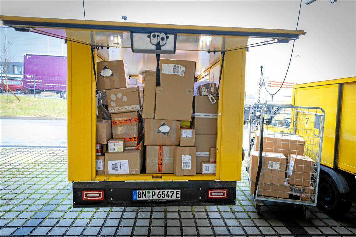 Hochphase bei Backnangs Zustellern Die Fahrzeuge beladen die Zusteller selbst, damit die Pakete in der richtigen Reihenfolge für die Tour liegen. Unterwegs muss für die Ladungssicherung auch mal umsortiert werden.