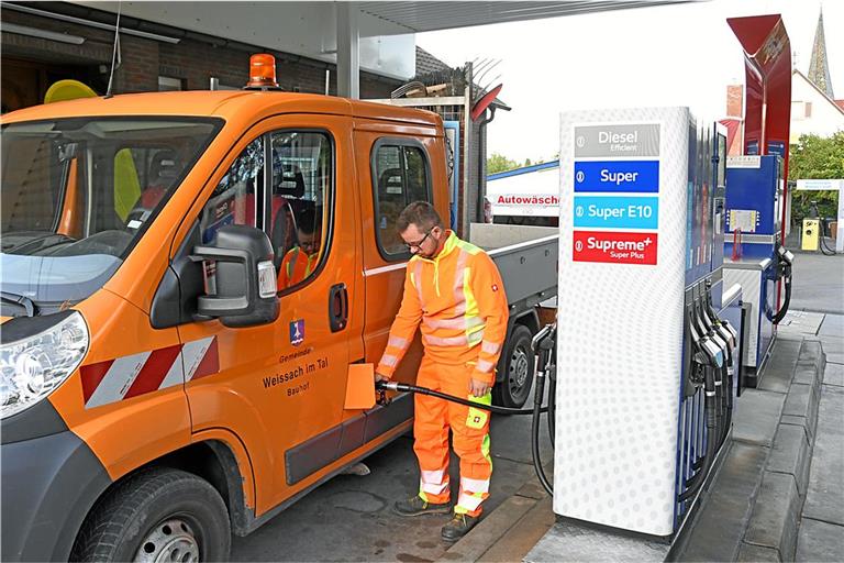 Die Fahrzeuge des Weissacher Bauhofs werden aktuell noch in Unterweissach betankt. In naher Zukunft soll es auf dem Bauhofgelände eine Tankstelle geben, die langfristig laufende Kosten einsparen kann. Foto: Tobias Sellmaier