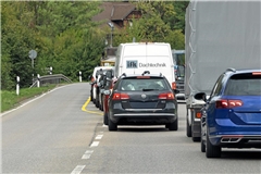 Die Fahrzeuge können sich nun auf einer längeren Strecke zweispurig aufstellen. Foto: Alexander Becher