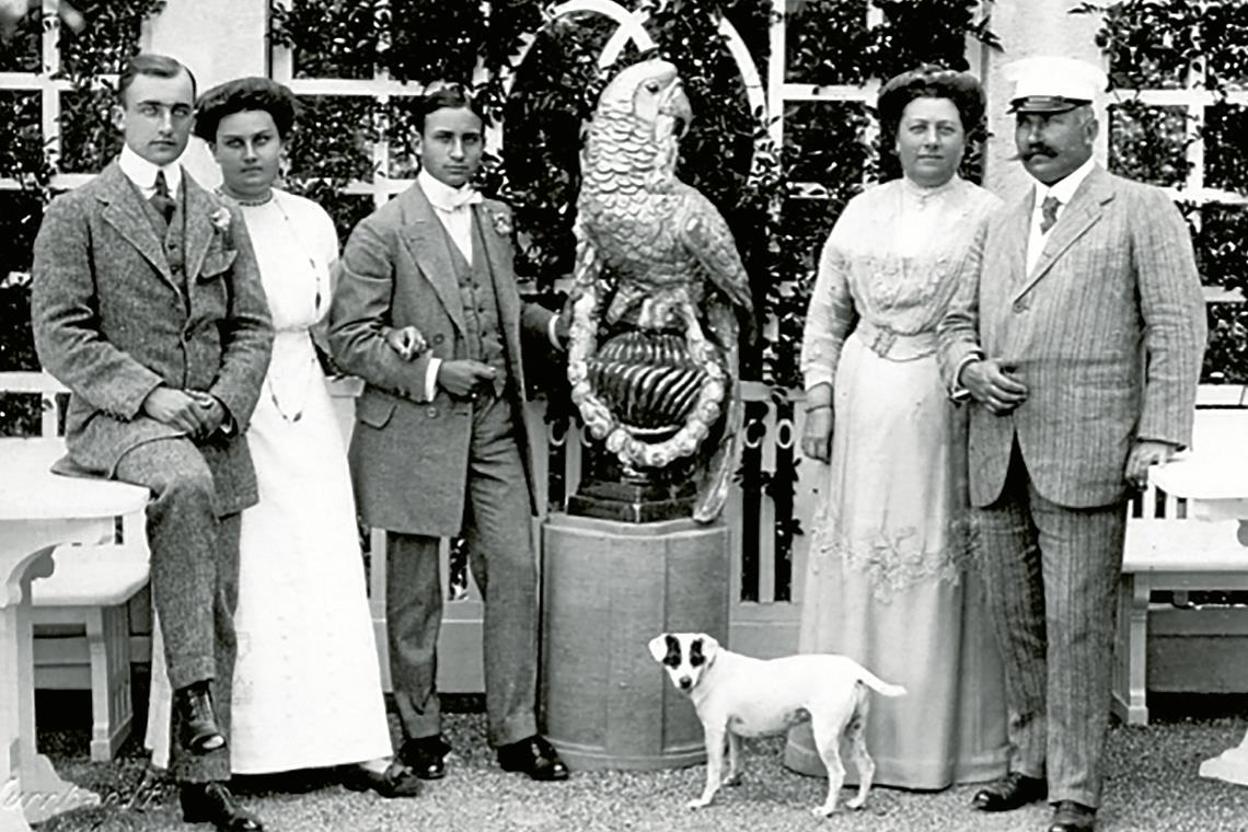 Die Familie 1911 (von rechts): Robert und Martha Franck gemeinsam mit ihren Kindern Otto, Marianne und Wilhelm. Die Aufnahme stammt aus dem Fundus der Villa Franck, findet sich auch auf der aktuellen Homepage von Haus und Anwesen – und ziert das Titelblatt von Krauters Arbeit.