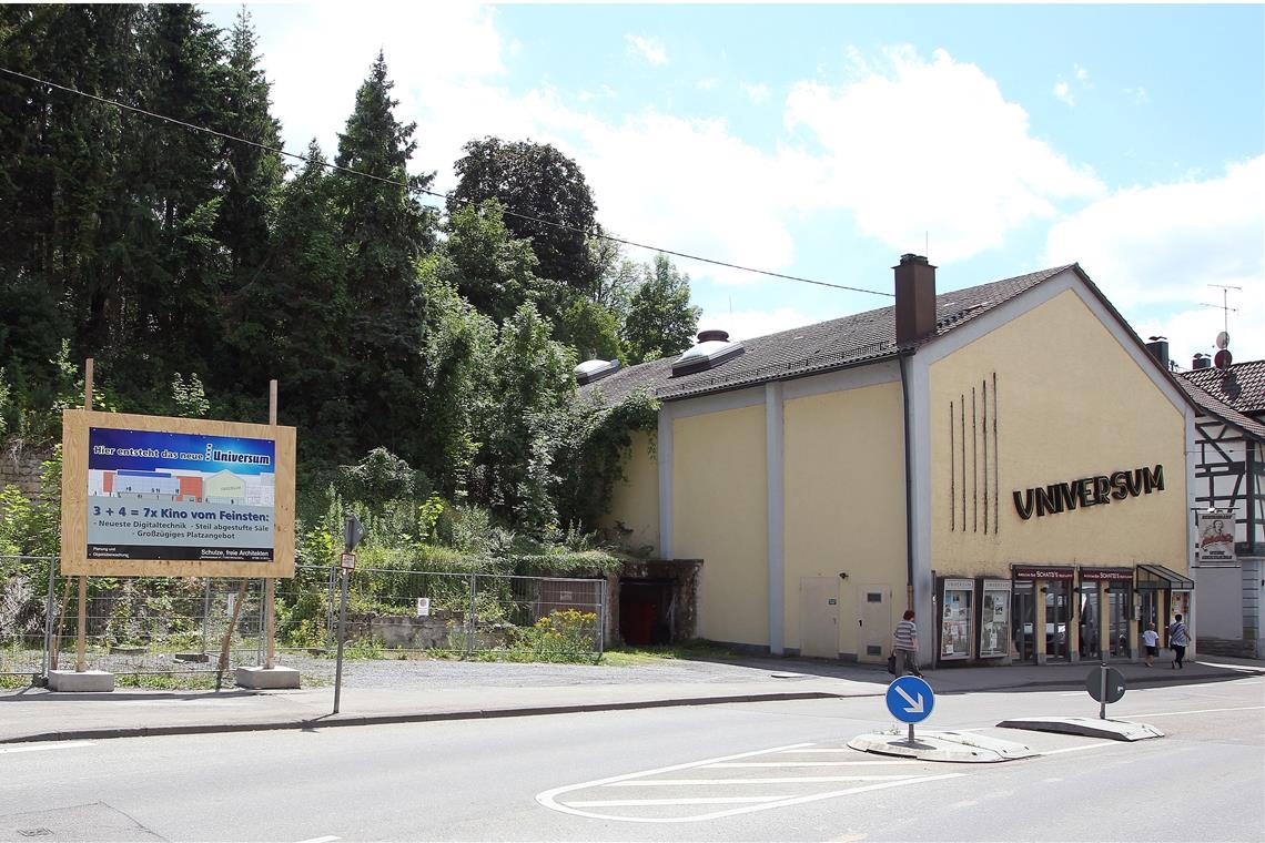 Faszination Kino mit Münchhausen und Co. Die Familie Eppler erweiterte ihr Universum-Kino, hier das Ursprungshaus im Jahr 2011 und links der Ort der Baustelle. Foto: E. Layher