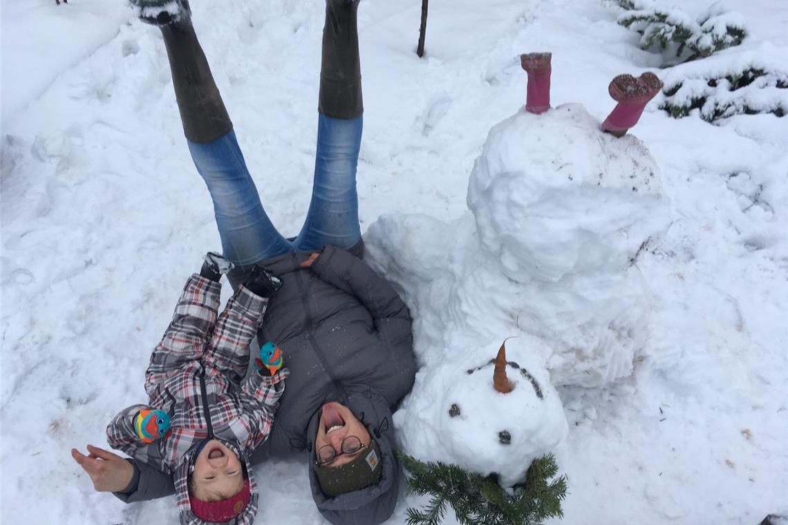 Die Familie Erzberger aus Oppenweiler und ihr Schneemann strecken vor lauter Fre...