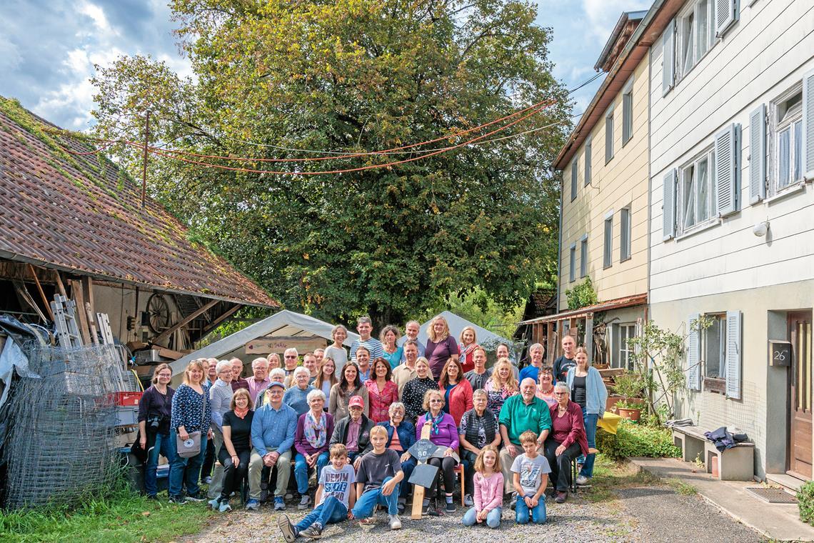 Familie Braun aus Murrhardt feiert 80 Jahre Friedenslinde Die Familie hat sich unter der Friedenslinde versammelt, die Ernst Braun damals pflanzte. Urenkel Silas Hammel hat als Imker Honig aus den Lindenblüten des Baums für alle hergestellt, zudem gibt es Lindenblütentee von Else Braun. Fotos: Stefan Bossow