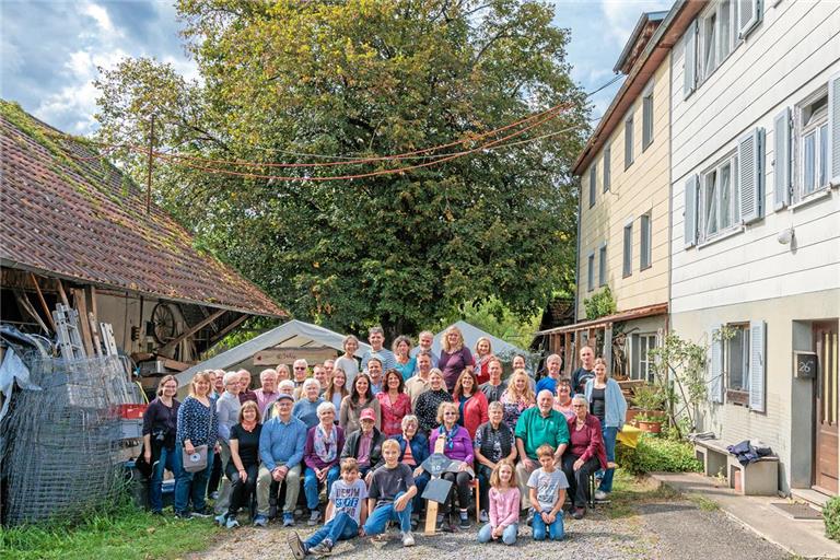 Die Familie hat sich unter der Friedenslinde versammelt, die Ernst Braun damals pflanzte. Urenkel Silas Hammel hat als Imker Honig aus den Lindenblüten des Baums für alle hergestellt, zudem gibt es Lindenblütentee von Else Braun. Fotos: Stefan Bossow