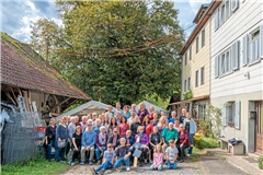 Die Familie hat sich unter der Friedenslinde versammelt, die Ernst Braun damals pflanzte. Urenkel Silas Hammel hat als Imker Honig aus den Lindenblüten des Baums für alle hergestellt, zudem gibt es Lindenblütentee von Else Braun. Fotos: Stefan Bossow