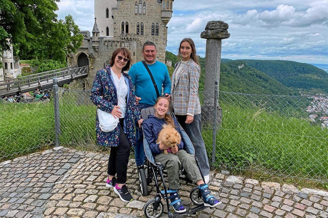 Ukrainerin engagiert sich in Murrhardt in der Flüchtlingsarbeit Die Familie im vergangenen Jahr bei einem Ausflug auf der Schwäbischen Alb – vor Schloss Lichtenstein – mit Olena Butova, ihrem Mann Dmytriy Butov und den beiden Töchtern Polina und Kira (vorne). Familienmitglied Nummer fünf ist Bella. Die kleine Hündin war vier Monate alt, als Kira sie zum Geburtstag bekam. Fotos: privat